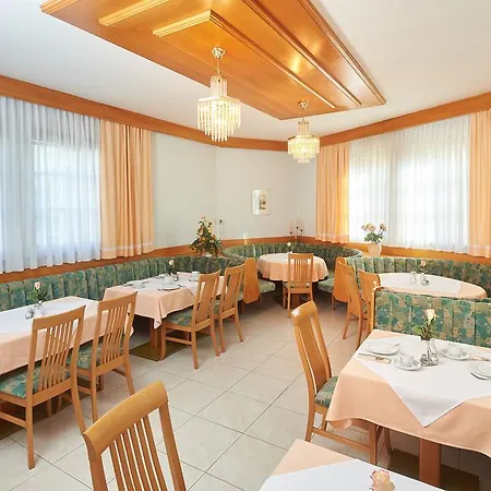 Sprinzl בית הארחה 3*